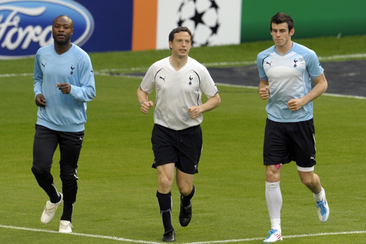 \'Tottenham Hotspur\'s Welsh defender Gareth Bale (R) and Tottenham Hotspur\'s French defender William Gallas (L) take part in a training session at Santiago Bernabeu stadium in Madrid on April 4, 201