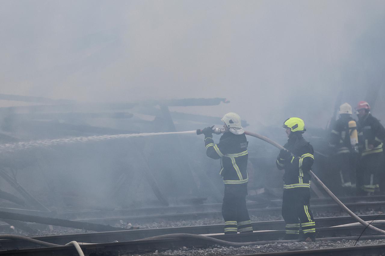 Gore barake uz prugu u Osijeku