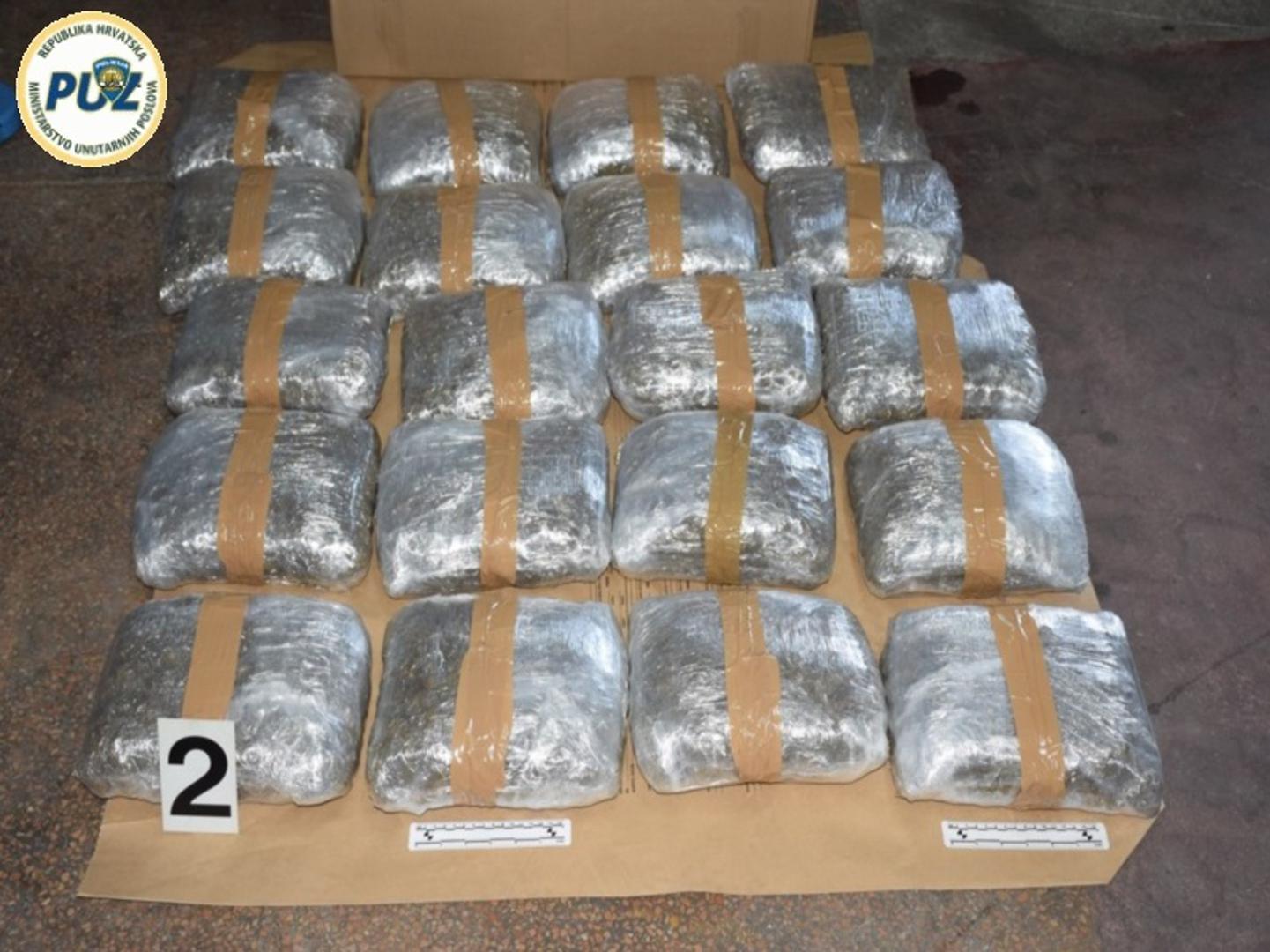 Policija je 36-godišnjaka zatekla u srijedu u večernjim satima na području Velike Gorice prilikom pretovara marihuane iz jednog u drugo teretno vozilo.