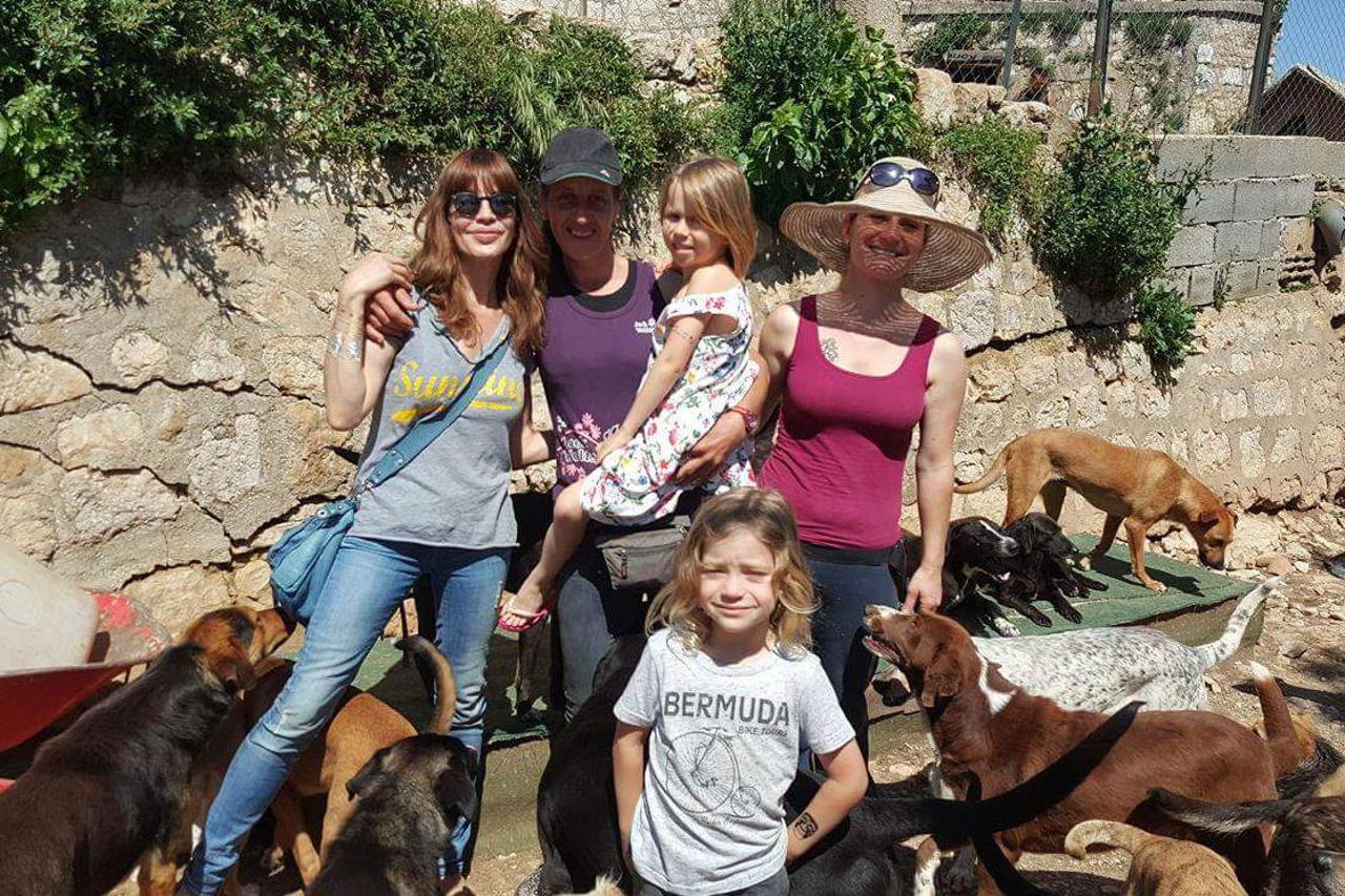 Ava Višnjić i djeca na Žarkovici