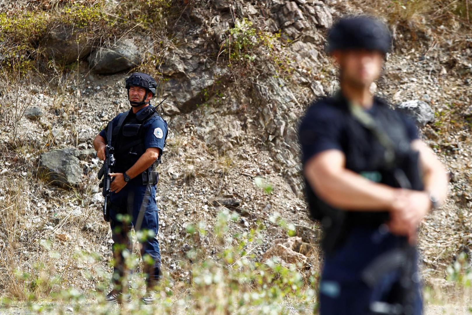 Police officers stand guard in the aftermath of a shooting, near the village of Zvecane, Kosovo September 24, 2023. REUTERS/Ognen Teofilovski Photo: OGNEN TEOFILOVSKI/REUTERS