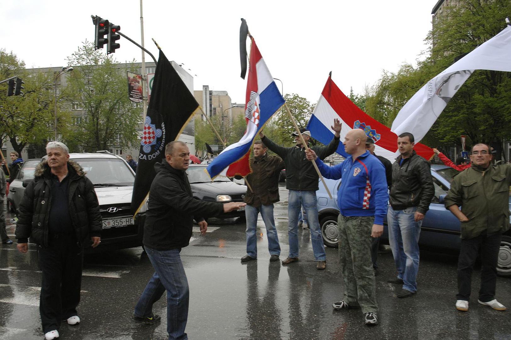 Ante Gotovina je osuđen na jedinstvenu kaznu na 24 godine zatvora. Proglašen je krivim kao sudionik udruženog zločinačkog pothvata i to po devet točaka optužnice. Gotovina nije proglašen krivim samo za točku 3 koja podrazumijeva nečovječna djela i prisilno premještanje. Zbog propusta u smislu nesprječavanja zločina Vijeće je zaključilo da je Gotovina značajno doprinio udruženom zločinačkom pothvatu.

