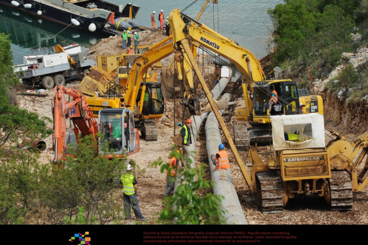 '07.05.2012., Skradin - Tvrtka Plinacro izvodi radove na dijelu magistralnog plinovoda Benkovac - Dugopolje preko usca rijeke Krke. Polaganje se obavlja metodom kontroliranog spustanja u duzini od 280