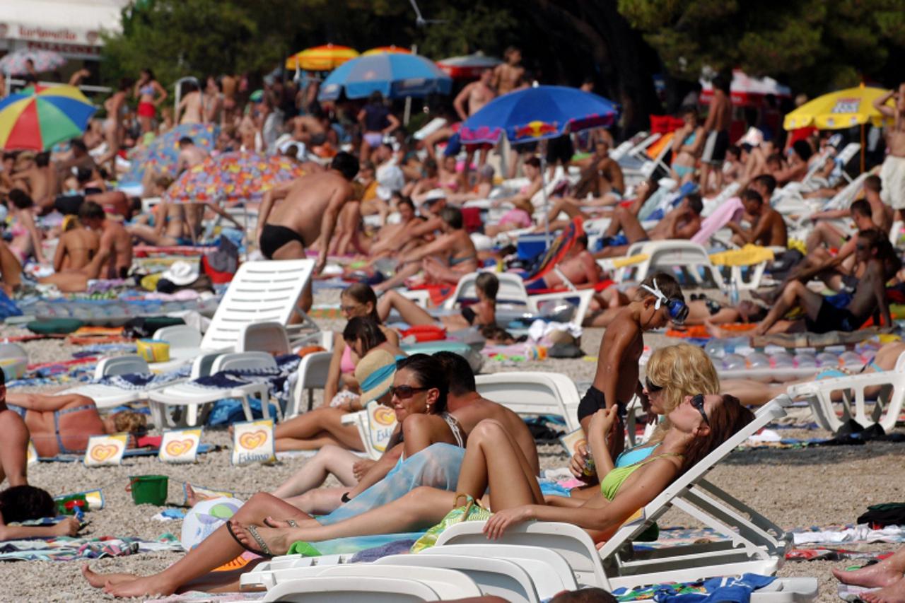 'turisicka patrola...makarska...23.07.2004. makarska, plaza, turisti, vrucina foto: goran stanzl'