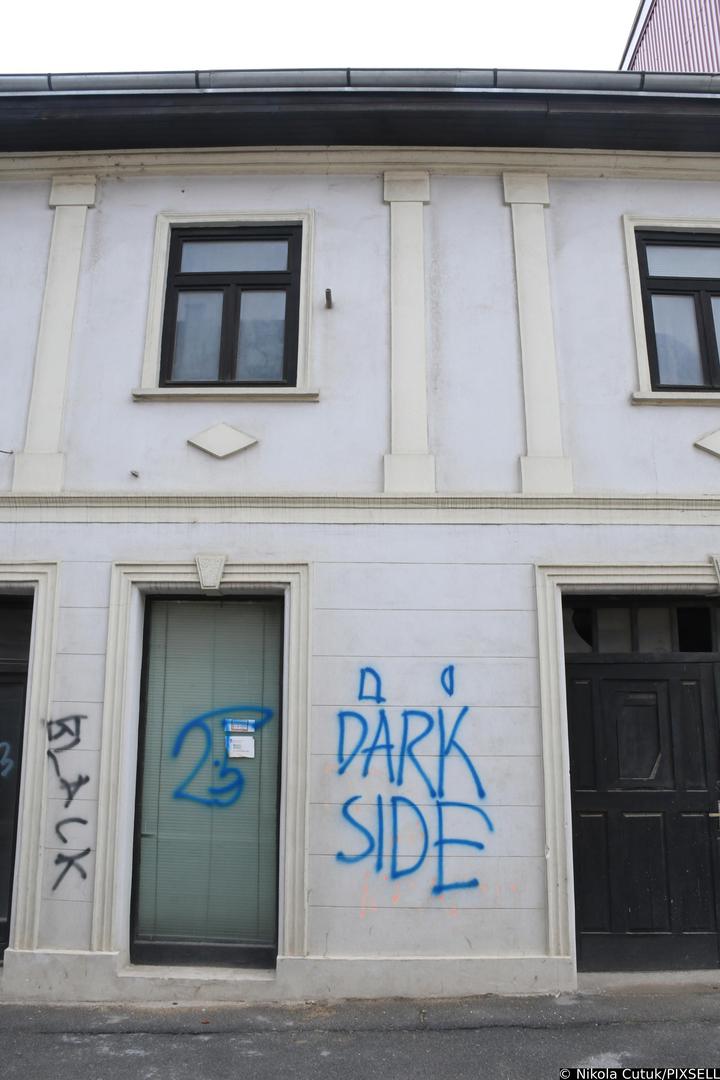 07.04.2022.,Petrinja - Ovih dana u centru Petrinje, na proceljima ostecenih poslovnih prostora i stambenih objekata koji nisu u uporabi nakon potresa, nepoznati pocinitelj ili vise njih je sprejem ispisao razne crteze i natpise. Policija provodi kriminalisticko istrazivanje s ciljem otkrivanja pocinitelja ovog vandalskog cina. Photo: Nikola Cutuk/PIXSELL