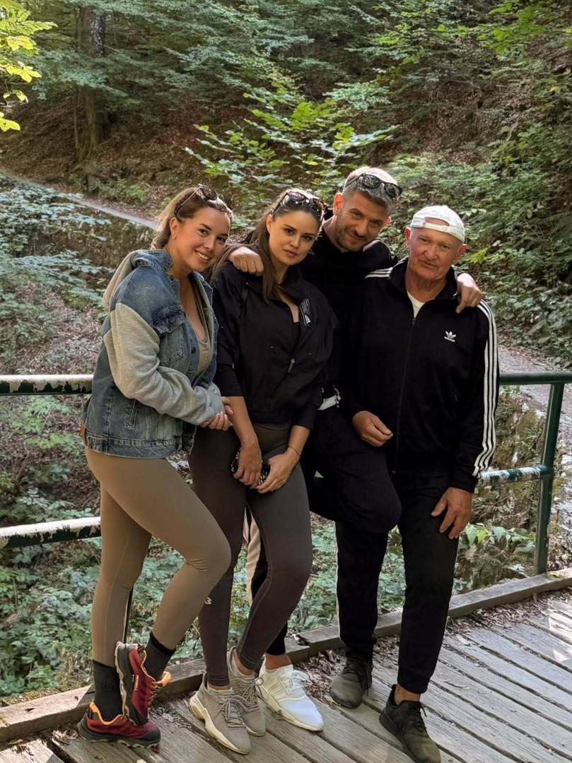 Na zajedničkim fotografijama uz nju poziraju njezin bivši suprug, nekadašnji nogometaš Dino Drpić, i njegova partnerica Ines Katarina Suša.