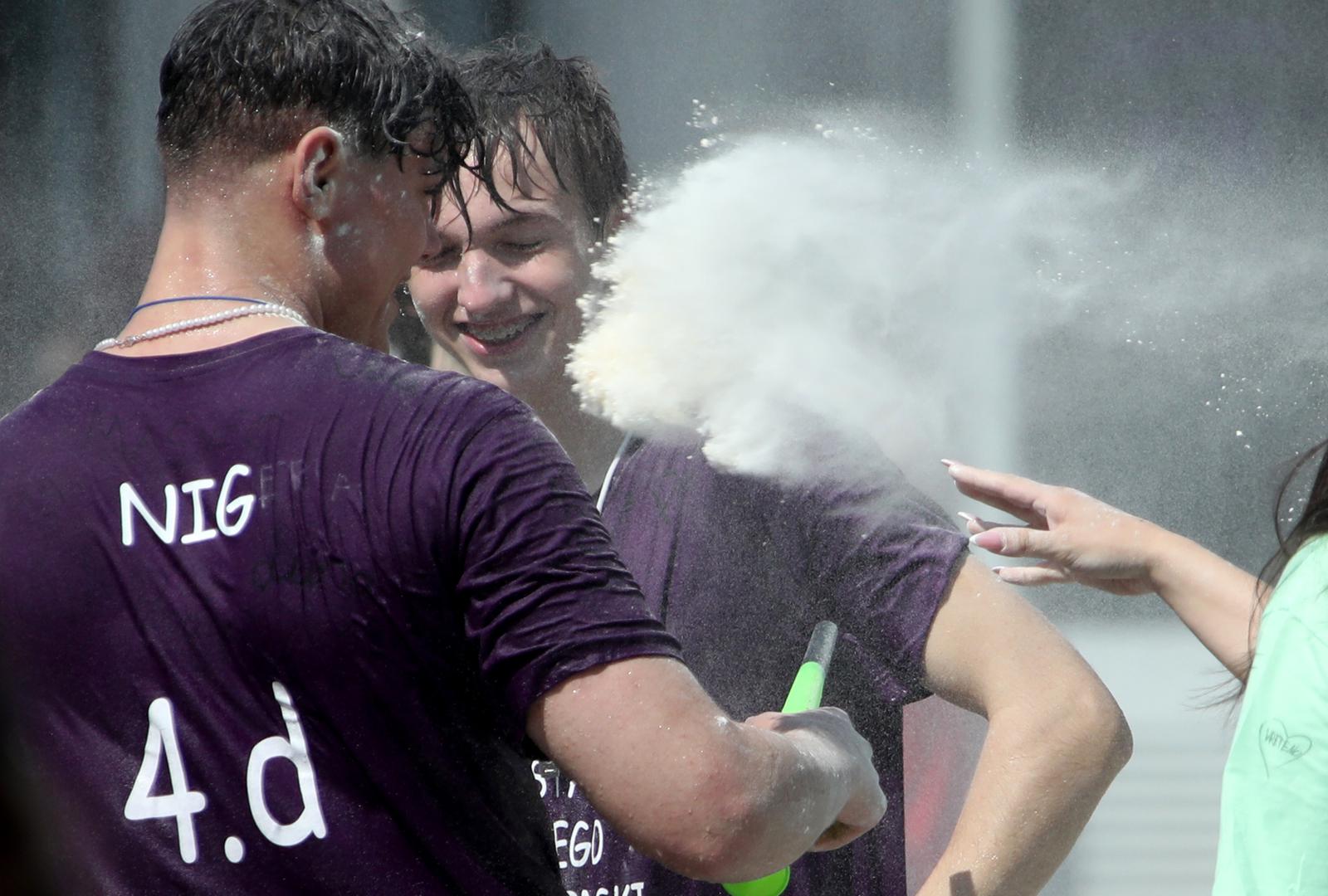 25.05.2022., Zagreb - Brojni maturanti u gradu obiljezavalju kraj svog srednjoskolskog obrazovanja pjesmom i nezaobilaznim kupanjem u fontanama. Photo: Sanjin Strukic/PIXSELL