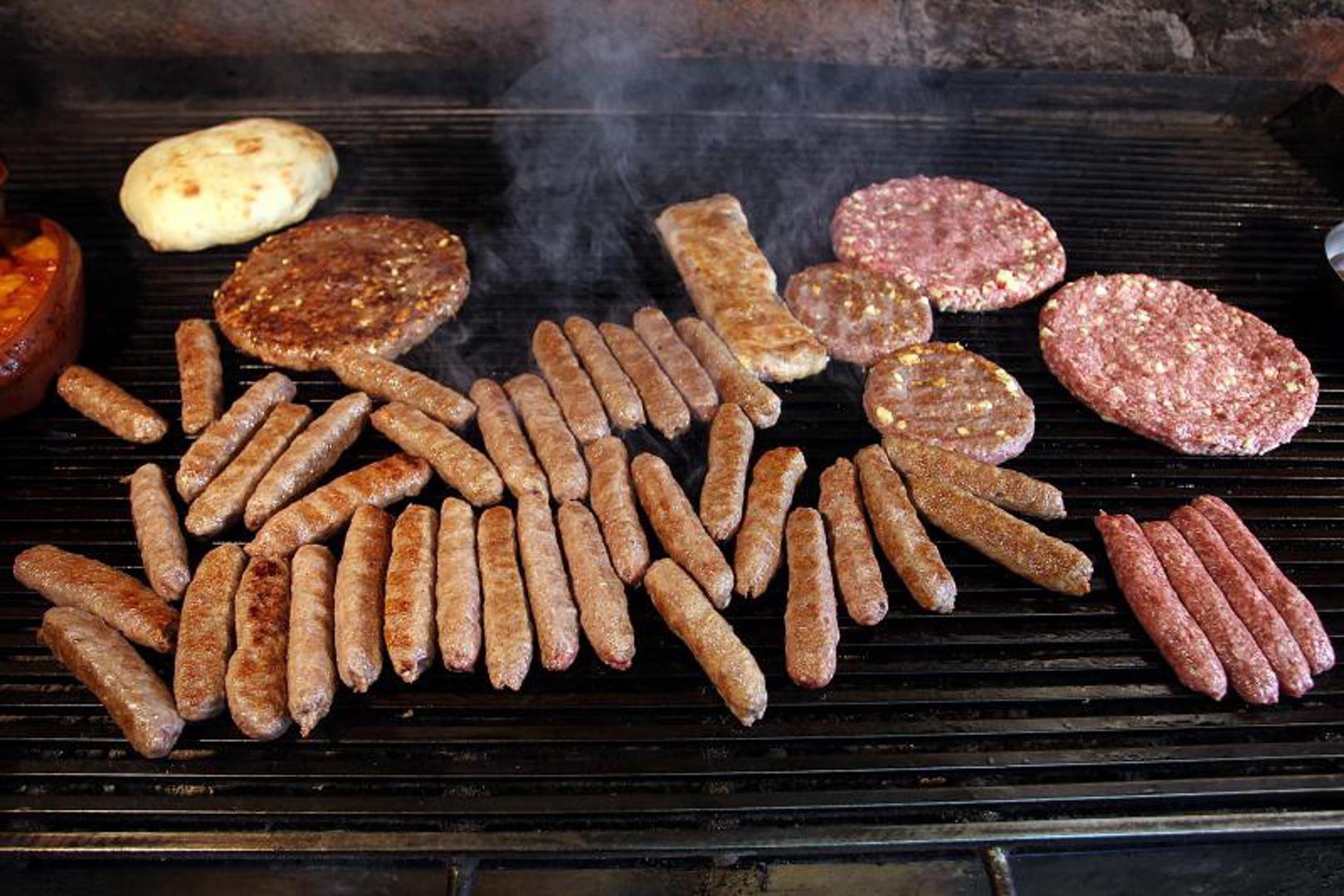 Ako na roštilj planirate staviti svinjetinu, imajte na umu da je prije toga potrebno marinirati je 2 do 4 sata. Crveno meso, poput govedine i janjetine, marinirajte 4 do 6 sati, a patku i do 8 sati. 