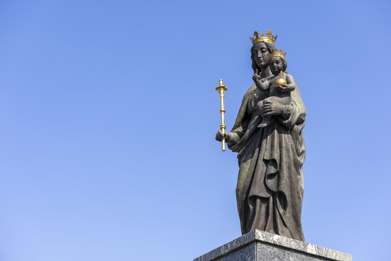 Aljmaš, svetište Gospe od Utočišta, smješteno je uz obalu Dunava. Posebno je poznato po čudesnom kipu Gospe koji je tijekom godina više puta premještan, a tijekom Domovinskog rata kip je spašen iz spaljene crkve. Novoizgrađeno svetište, s modernom crkvom i prostranim okolišem, mjesto je susreta i molitve tisuća vjernika.