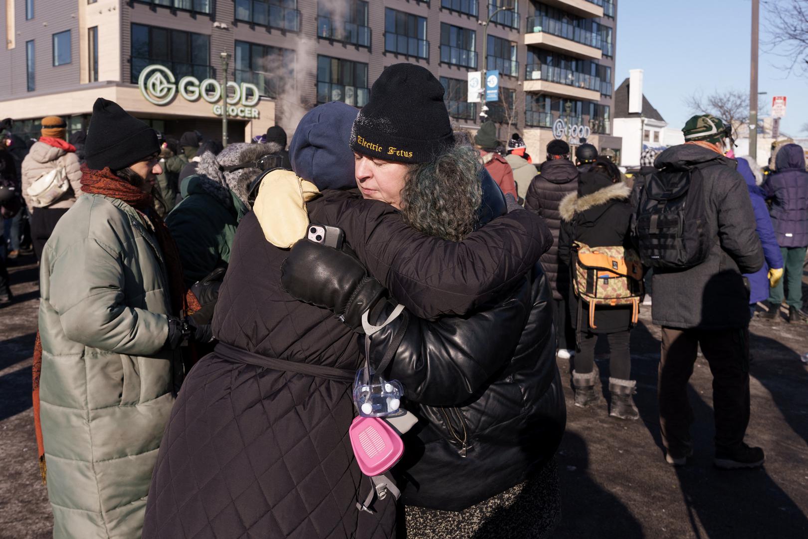Videozapisi s mjesta događaja pokazuju da je Pretti držao mobitel, a ne oružje, u trenutku kada je upucan. Na snimkama je vidljiv agent kako izlazi iz borbe s oružjem u ruci i okreće se prema muškarcu kad je ispaljen prvi metak. 
