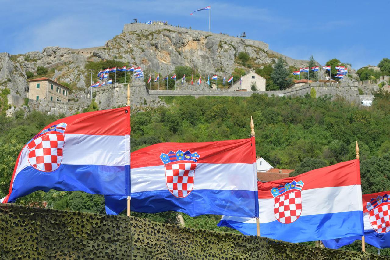Kninska tvr?ava ukrašena hrvatskim zastavama