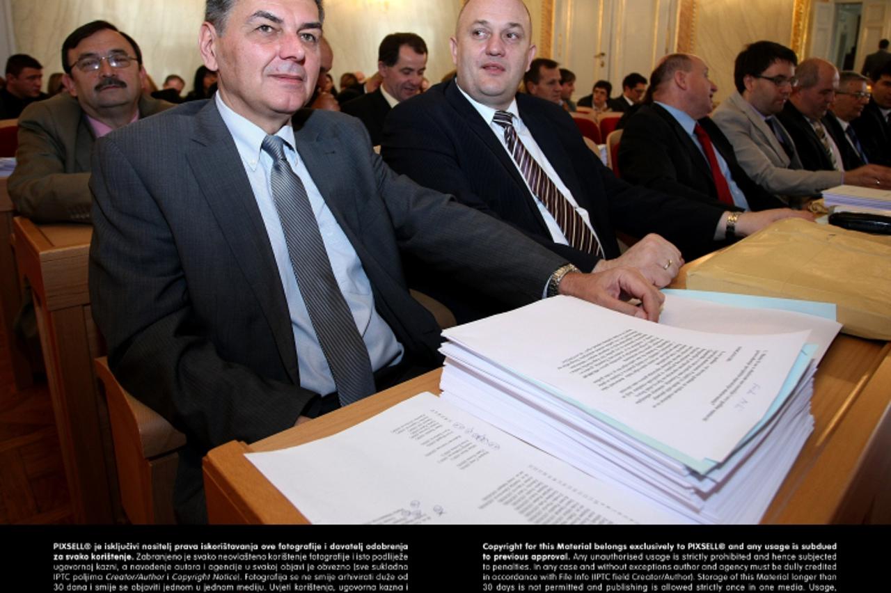 '04.04.2013., Osijek - U Velikoj vijecnici Skupstine Osjecko-baranjske zupanije odrzala se 31. sjednica Skupstine Osjecko-baranjske zupanije. Vladimir Sisljagic i Zeljko Kraljicak.  Photo: Davor Javor