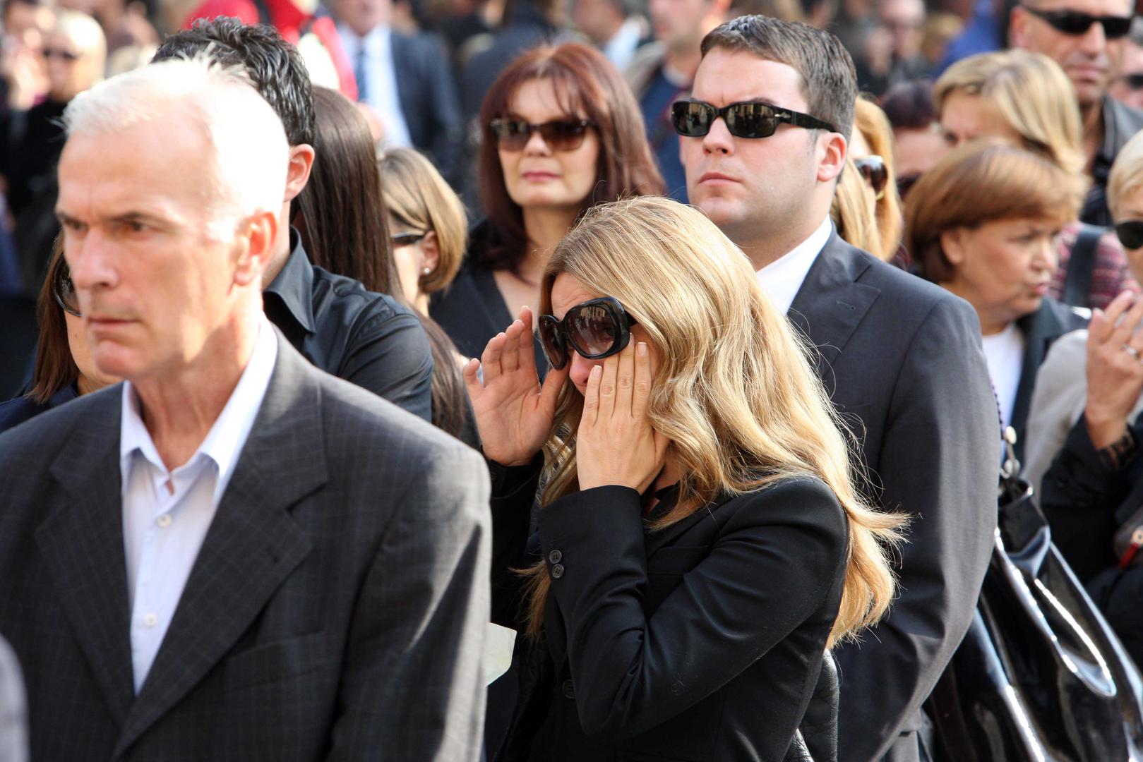 10.10.2008. Zagreb, Hrvatska. Na groblju Mirogoj pokopana je Ivana Hodak, kcer odvjetnika Zvonimira Hodaka i bivse politicarke Ljerke Mintas Hodak, koja je s dva hica u glavu ubijena ispred ulaza u svoj stan u ulici Pavla Hatza 2. Ivanu su ispratili brojni politicari, prijatelji i osobe s estrade. Pripadnica 'zlatne' hrvatske mladezi bila je u vezi s odvjetnikom Ljubom Pavasovicem Viskovic koji nije mogao suspregnuti suze. Uz Ivanin lijes sjedili su shrvani roditelji. Vlatka Pokos brise suze. rPhoto Jurica Galoic/24sata