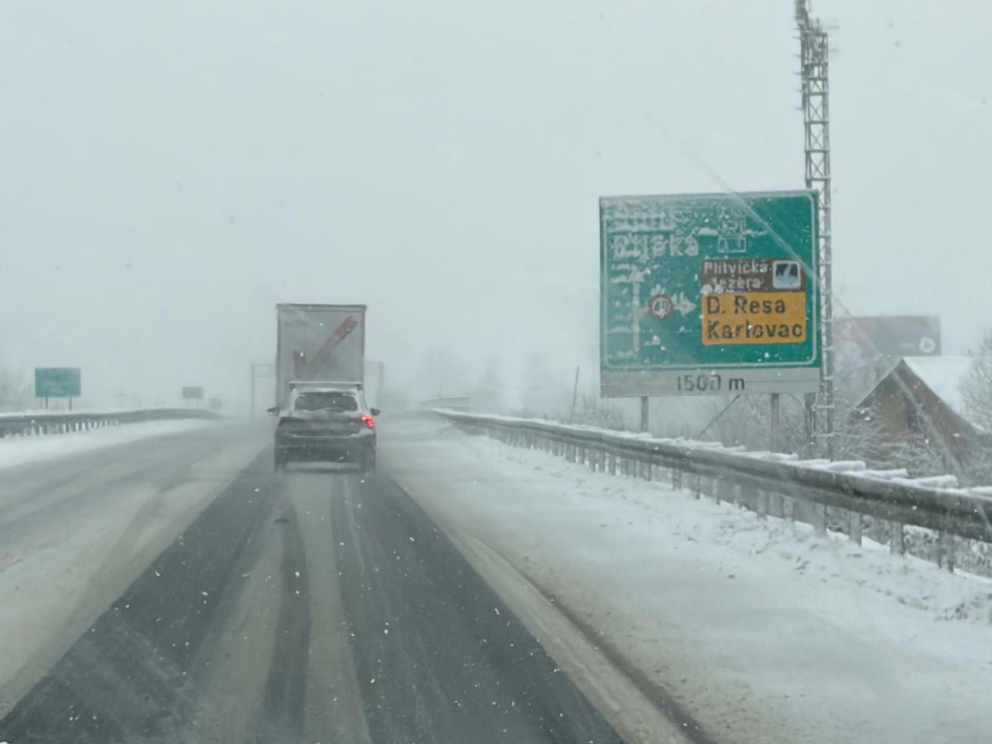 Na mnogim cestama ima ugaženog ili razmočenog snijega, a zbog niskih temperatura vozače dodatno ugrožava poledica. Zimske službe su na terenu i provode čišćenje i posipavanje kolnika, no promet je na pojedinim dionicama usporen zbog vozila koja rade na održavanju cesta, javlja HAK. 