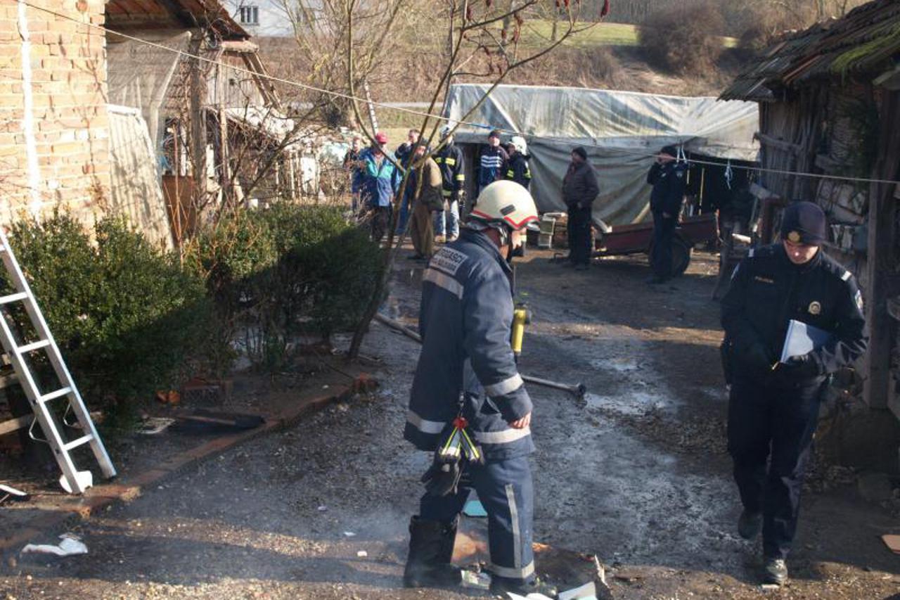 požar, požar na kući, vatrogasci (1)