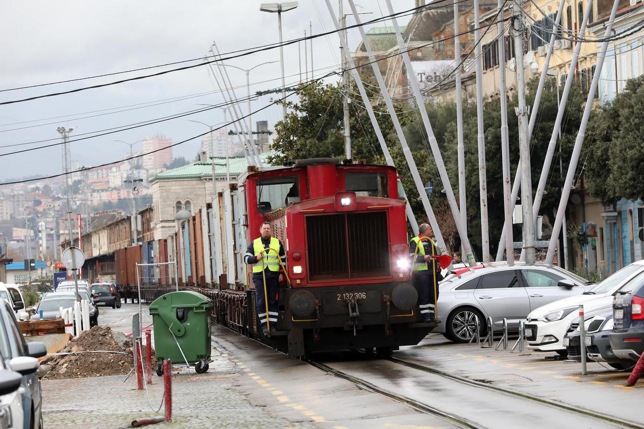 Rijeka: Teretni vlak koji redovito prolazi  centrom grada