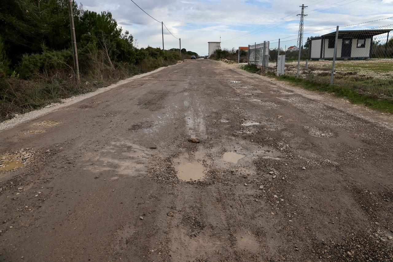 Prometna nesreća između motora i osobnog vozila u Ulici Donje Svetice