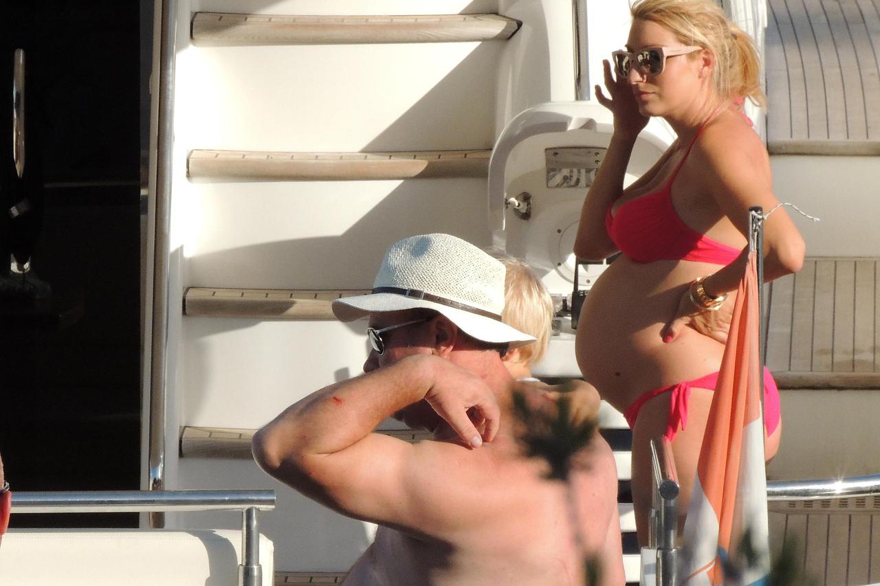 ARHIVA - 2012. Hvar: Kerum s trudnom Fani i sinom Franom odmara na jahti u Palmižani