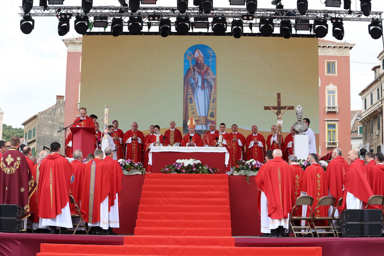 S​plićani i njihovi gosti su se nakon svečane mise i procesije pridružili pučkoj fešti u kojoj je na ribarnici brojnim sudionicima podijeljeno pet tisuća porcija janjetina s bižima. 