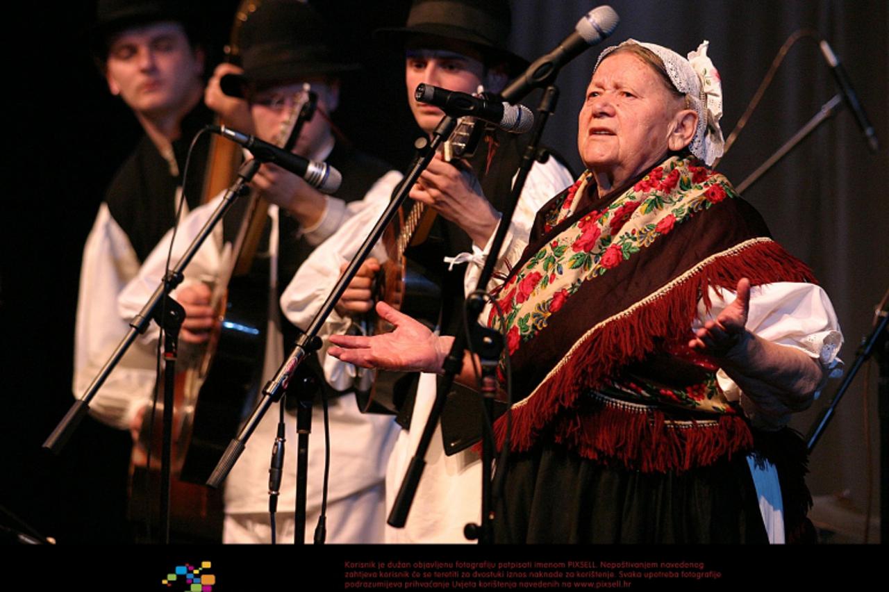 '06.04.2009., Cakovec - Elizabeta Toplek zvana Teta Liza nastupila pred brojnom publikom.  Photo: Vjeran Zganec-Rogulja/Vecernji list'