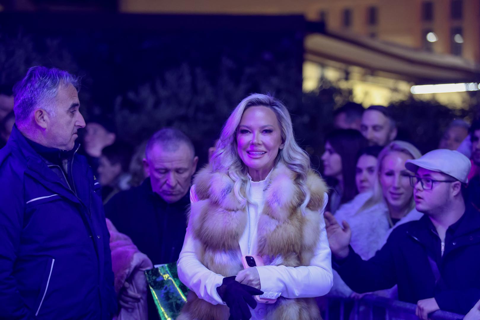 Kasnije je Šime objavio kako su nakon koncerta bili na večeri u jednom zadarskom restoranu i objavio je fotografiju na kojoj mu je Maja u zagrljaju.