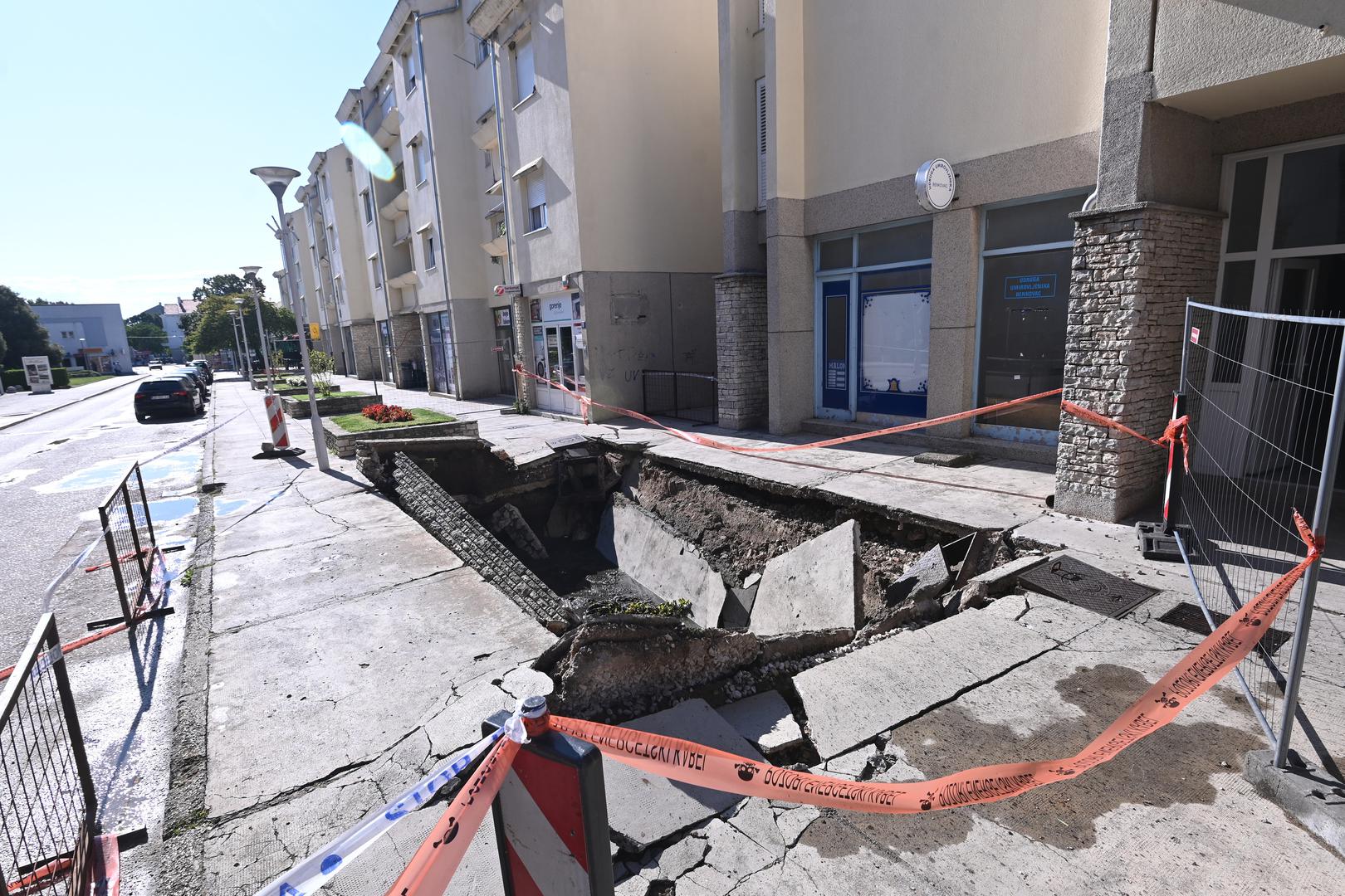 Ispred stambenih zgrada u Ulici Ante Starčevića u Benkovcu sinoć je došlo do urušavanja kamenih vrtova