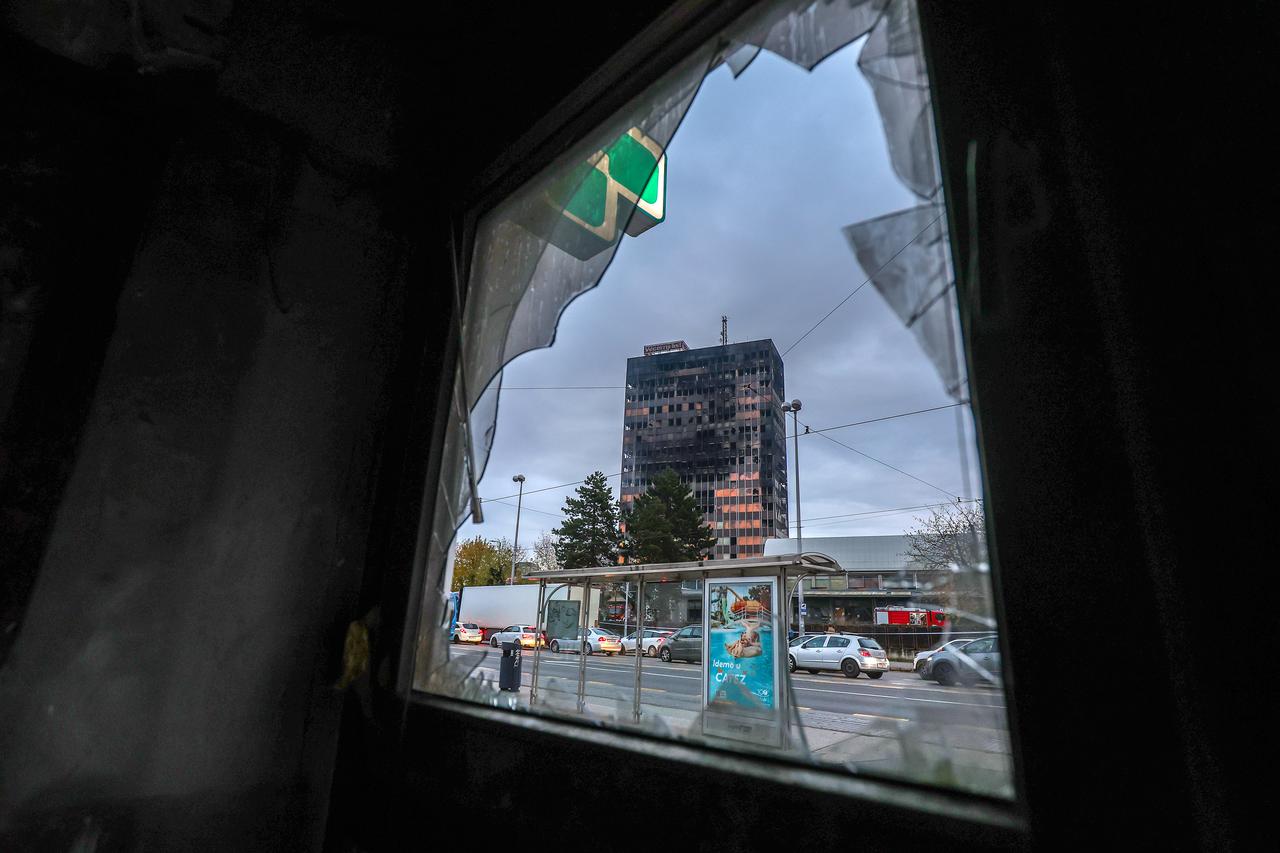 Zagreb: Dim i dalje izlazi iz Vjesnikovog nebodera