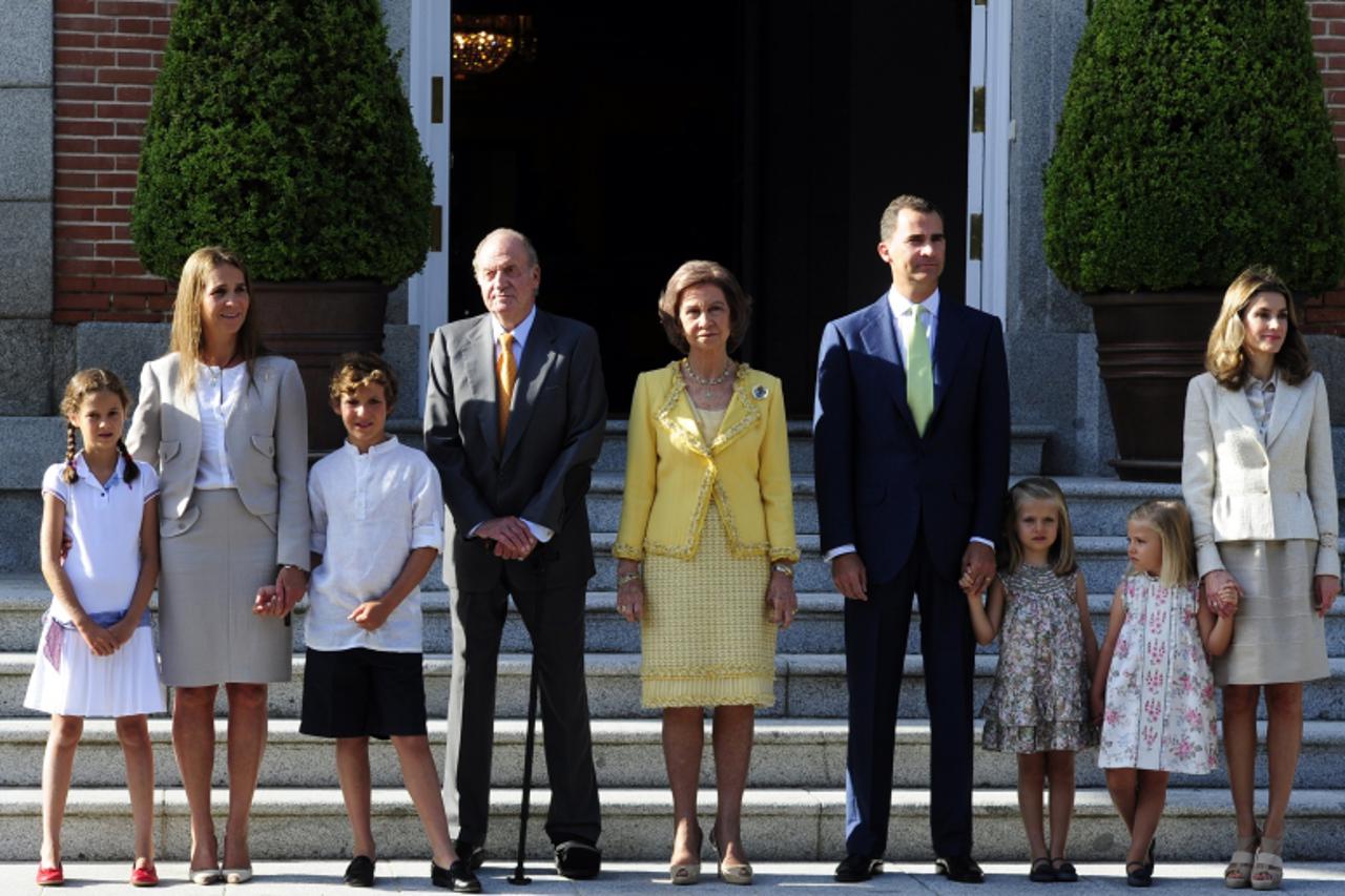 '(FromL) Spain\'s Princess Elenam her daughter Victoria Federica and son Felipe Juan Froilan, Spain\'s King Juan Carlos, Spain\'s Queen Sofia, Spain\'s Prince of Asturias Felipe his wife Spain\'s Prin