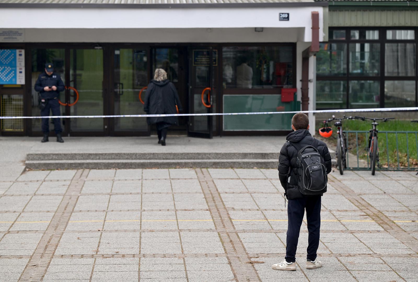 Na svim lokacijama provode se istrage, policija provjerava škole, a nastava je otkazana. 