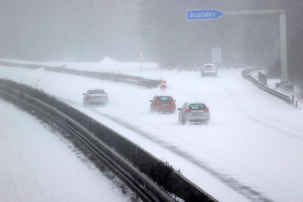 firo: 07.02.2021 onset of winter, snow, snow flurries, snow drifts, winter chaos in Mvºnsterland NRW, North Rhine-Westphalia, winter