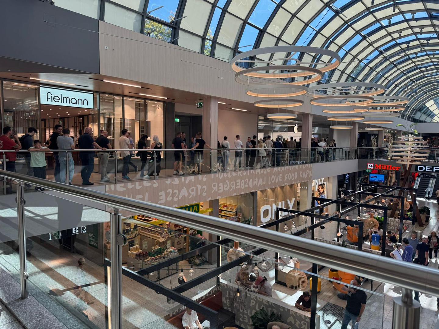 Prije tjedan dana premijerno je prikazan novi iPhone 17 koji je danas predstavljen i u Hrvatskoj, a u prodaji je već i u Njemačkoj. 