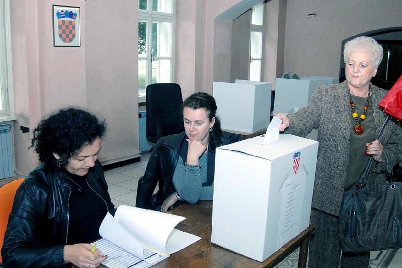 \'15.05.2011., Sisak - Na 63 biralista u gradu Sisku, uz slab odaziv biraca, odrzani su izbori za clanove 43 Mjesna odbora. Photo:Nikola Cutuk/PIXSELL\'
