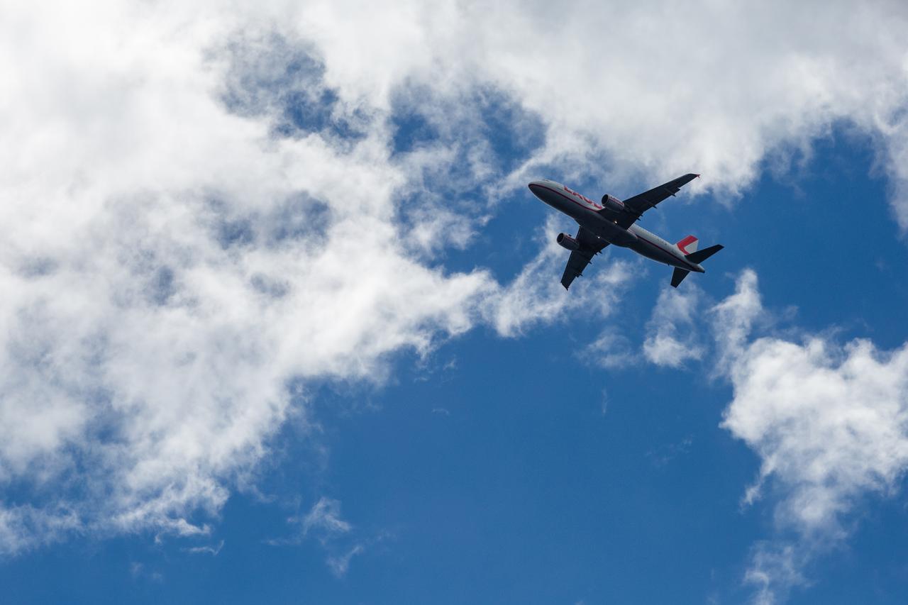 Avion zrakoplovne kompanije Lauda u preletu iznad Ždrelca