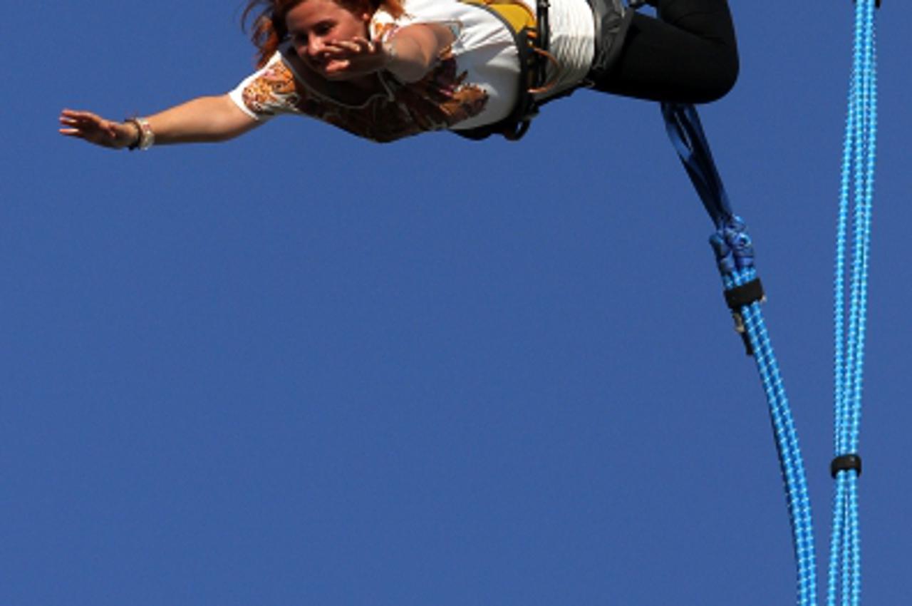 '11.07.2012., Zagreb, - Mateja Sobak, novinarka Vecernjeg lista skace bungee jumping kod zagrebacke Arene. Photo: Anto Magzan/PIXSELL'