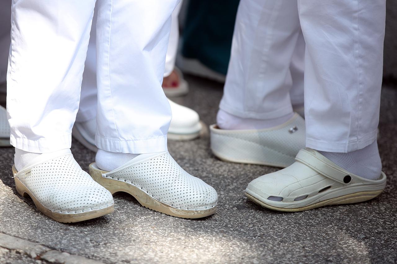 Mirni prosvjed zdravstvenih djelatnika pred kliničkom bolnicom "Sveti Duh"