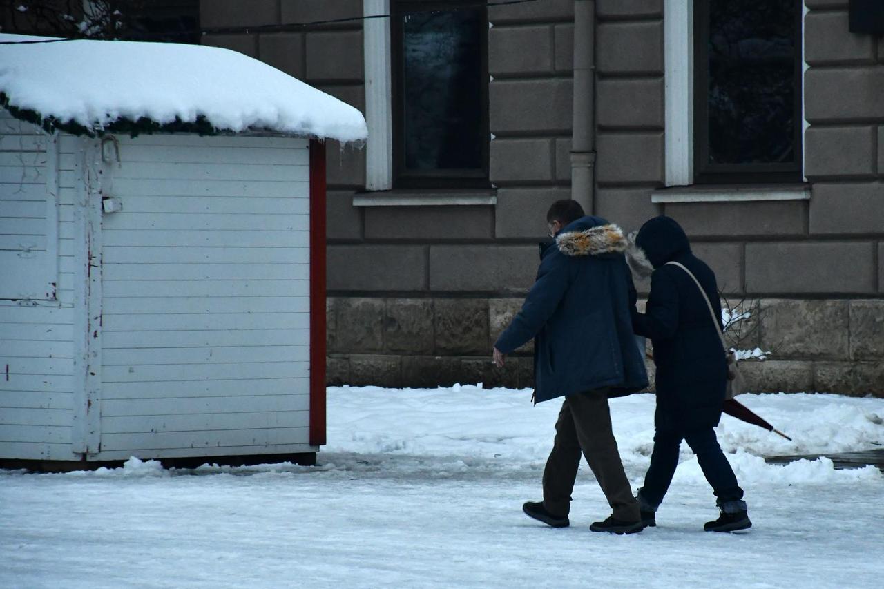 Slavonski Brod: Ledena kiša u poslijepodnevnim satima ubrzo je stvorila opasnu poledicu