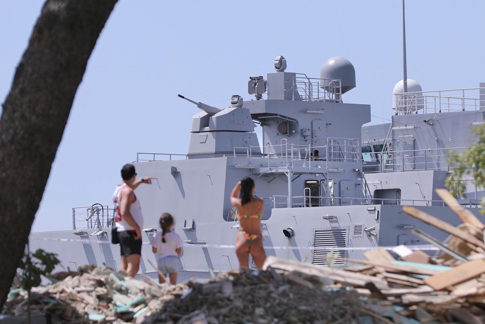 Prvi je naravno nosač zrakoplova Charles de Gaulle. LSS Jacques Chevallier je dug 194 metra, a kapacitet posade mu je 190 ljudi