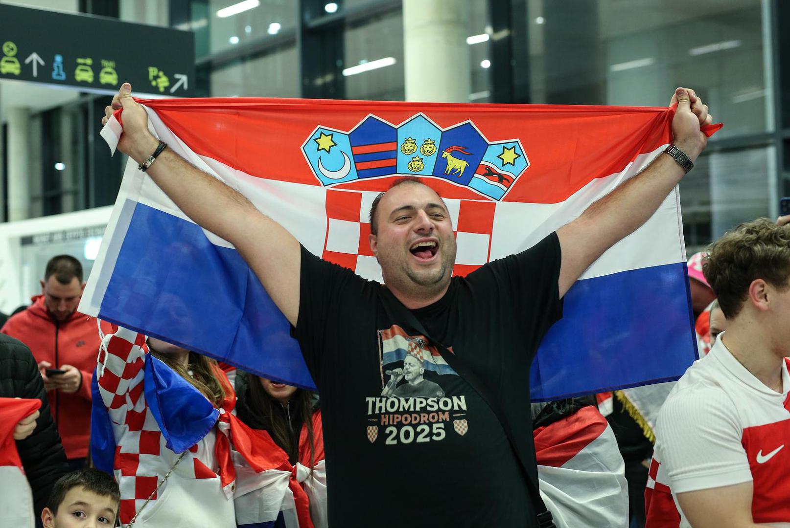 Doček rukometaša je trebao biti u ponedjeljak na glavnom zagrebačkom trgu uz Zaprešić Boyse i Hrvatske ruže. Sam program dočeka trebao je početi u 15 sati. Međutim, rukometaši su željeli da im na dočeku pjeva Marko Perković Thompson. No, zagrebački gradonačelnik Tomislav Tomašević zabranio je Thompsonu nastup u svim prostorima kojima upravlja. Kako niti jedna strana nije željela popustiti, doček u Zagrebu je otpao.