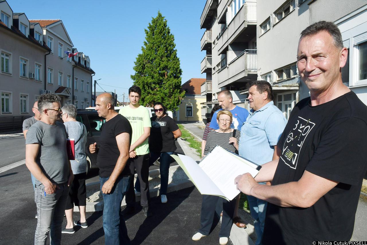 U Sisku su se okupili nezadovoljni stanari teško oštećene zgrade s crvenom naljepnicom
