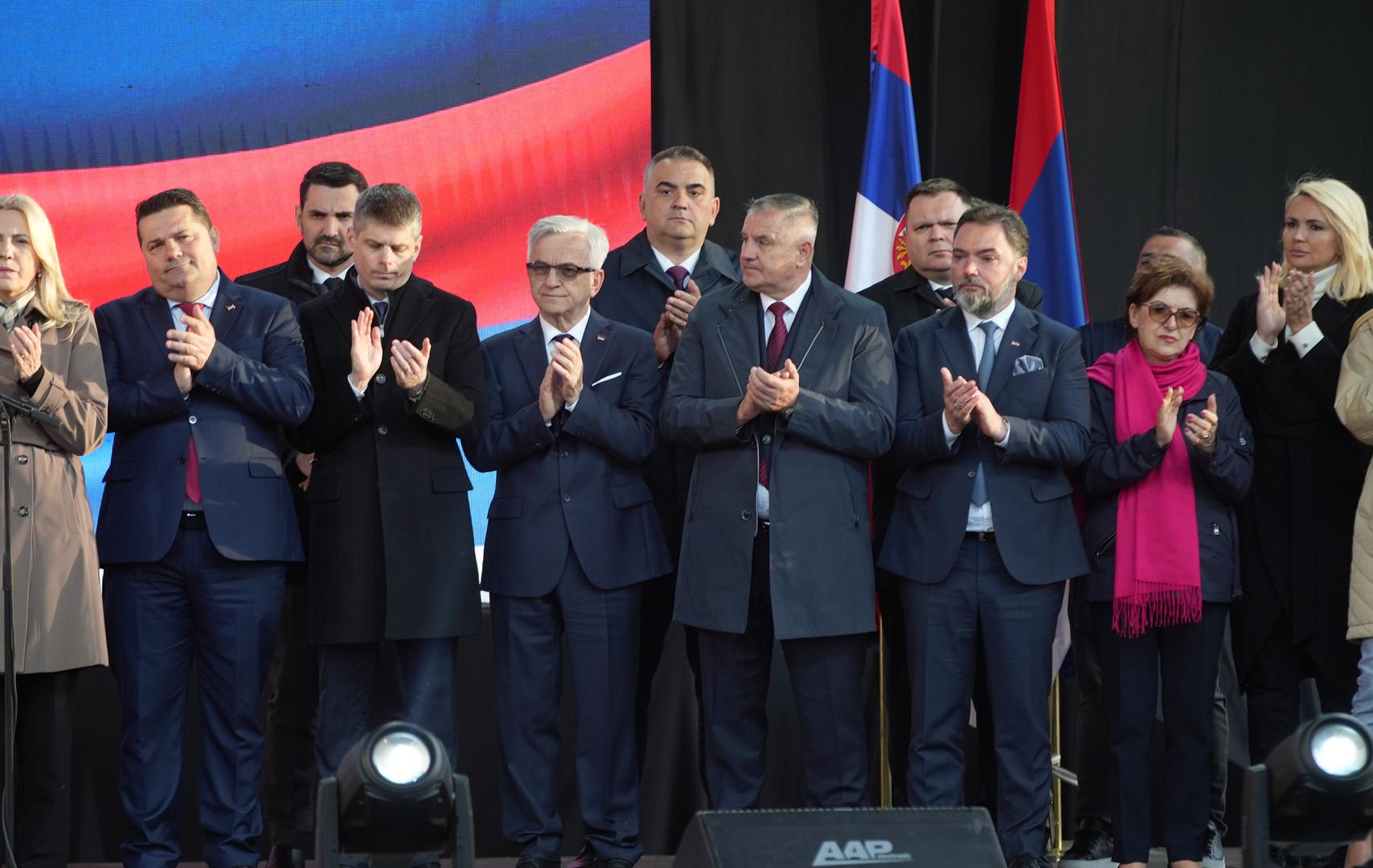 Čelnik bosanskih Srba Milorad Dodik okupio je u četvrtak u središtu Banje Luke nekoliko tisuća svojih pristalica kako bi ih pozvao da ne poštuju rezoluciju kojom bi UN mogao osuditi genocid u Srebrenici, a ponovo je prijetio odvajanjem Republike Srpske od BiH odnosno stvaranjem velike Srbije.