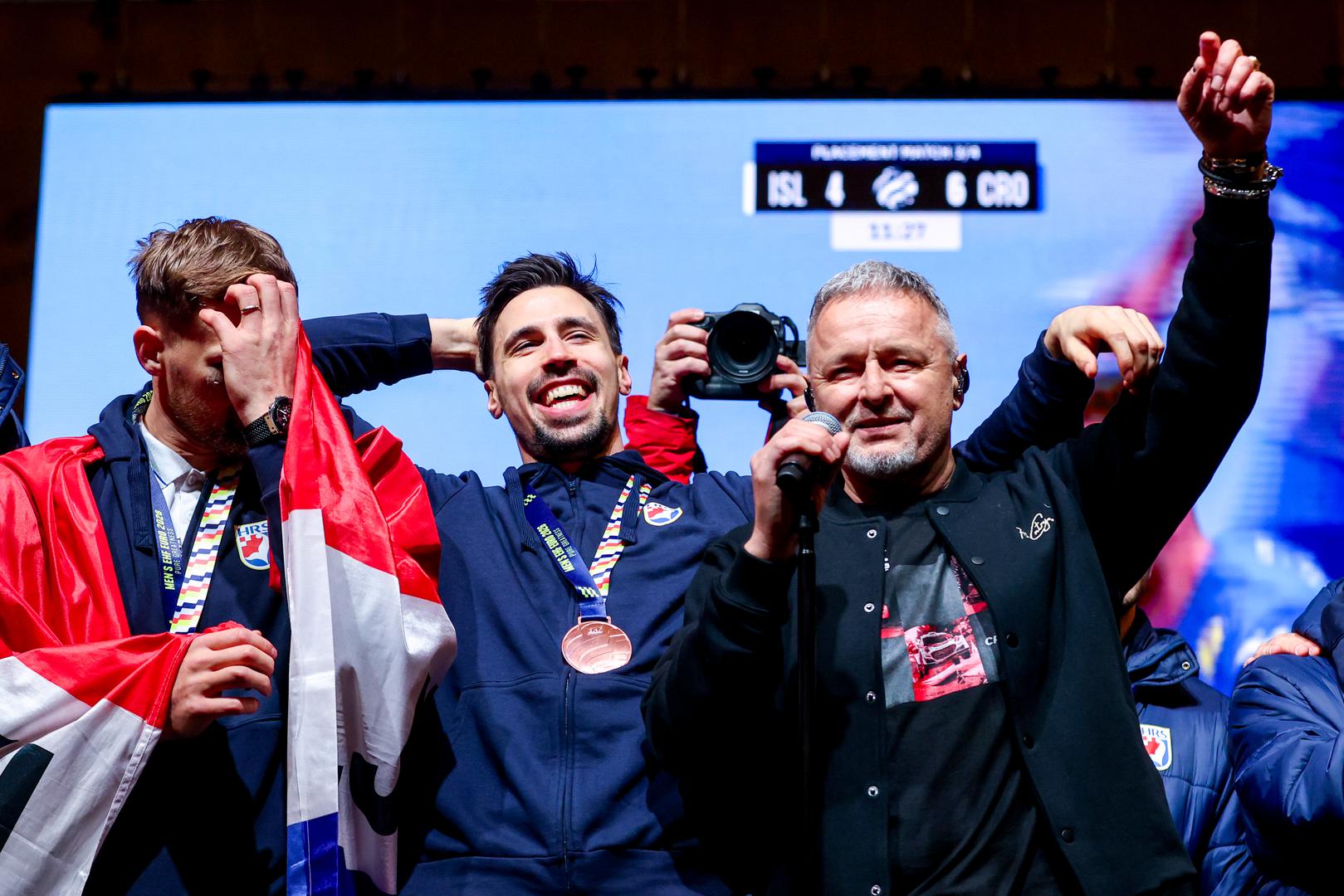 Martinović i Thompson su zajedno otpjevali pjesmu 'Moj Ivane', prvo na Thompsonovom repertoaru za ovaj događaj nakon himne ove genracije 'Ako ne znaš šta je bilo'.