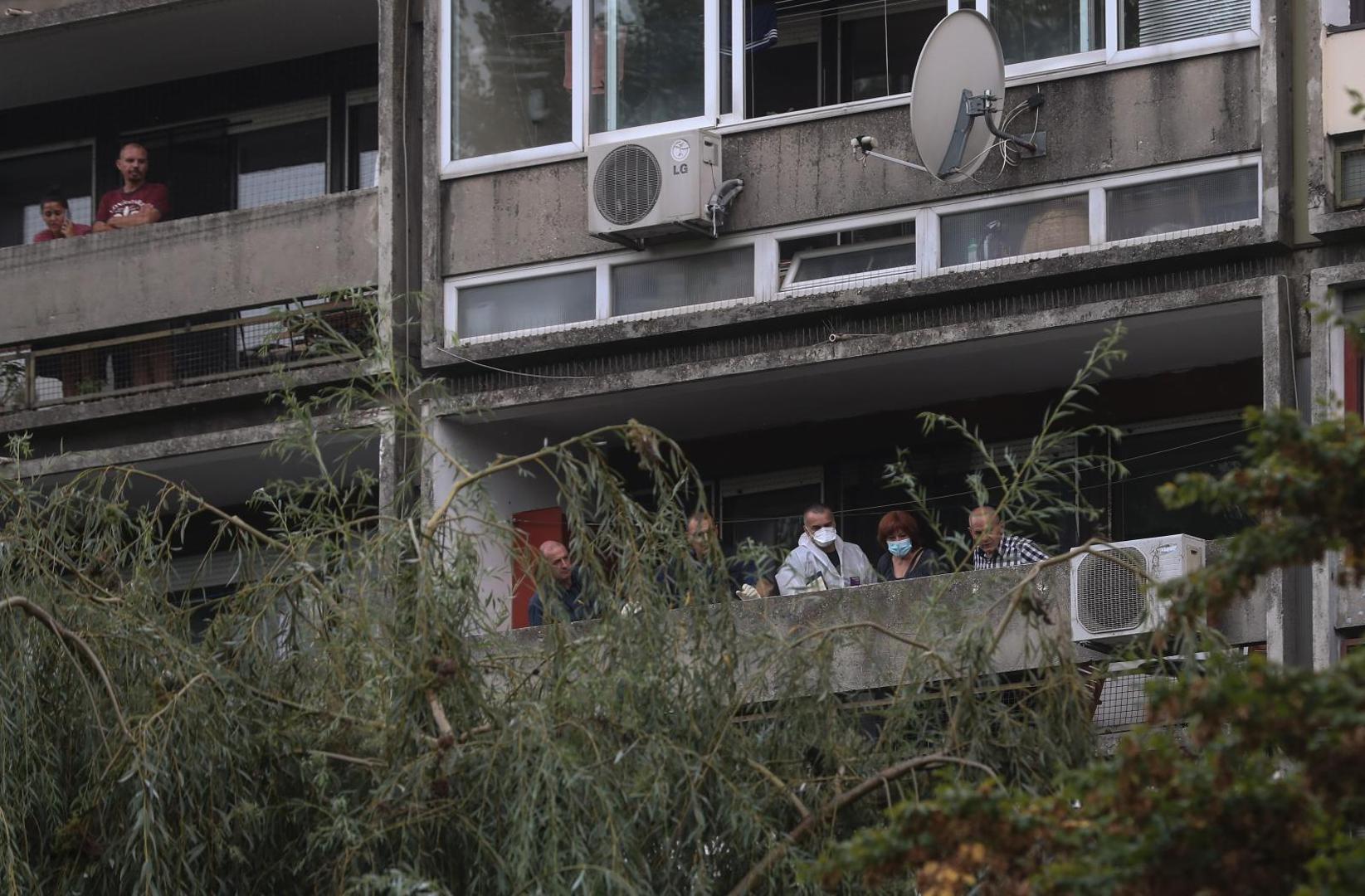 18.09.2020., Zagreb - Policijski ocevid u ulici Vladimira Ruzdjaka u naselju Savica, gdje je navodno doslo do ubojstva i samoubojstva.Vatrogasci su asistirali policiji i mrtvozornicima da iznesu dva tijela. Photo: Zeljko Lukunic/PIXSELL