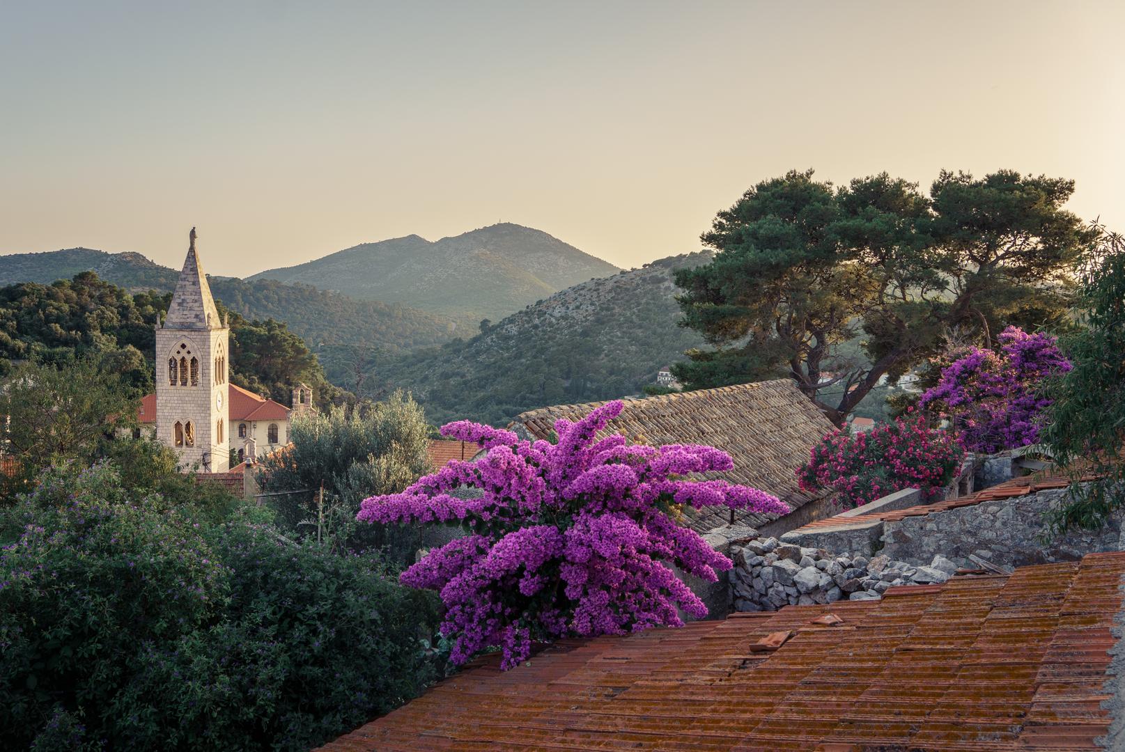Lastovo je dio arhipelaga koji se sastoji od 46 otoka i otočića. Njegov udaljeni položaj i ograničene mogućnosti smještaja čine ga savršenim odredištem za one koji traže mir i odmor od uobičajenih turističkih gužvi.