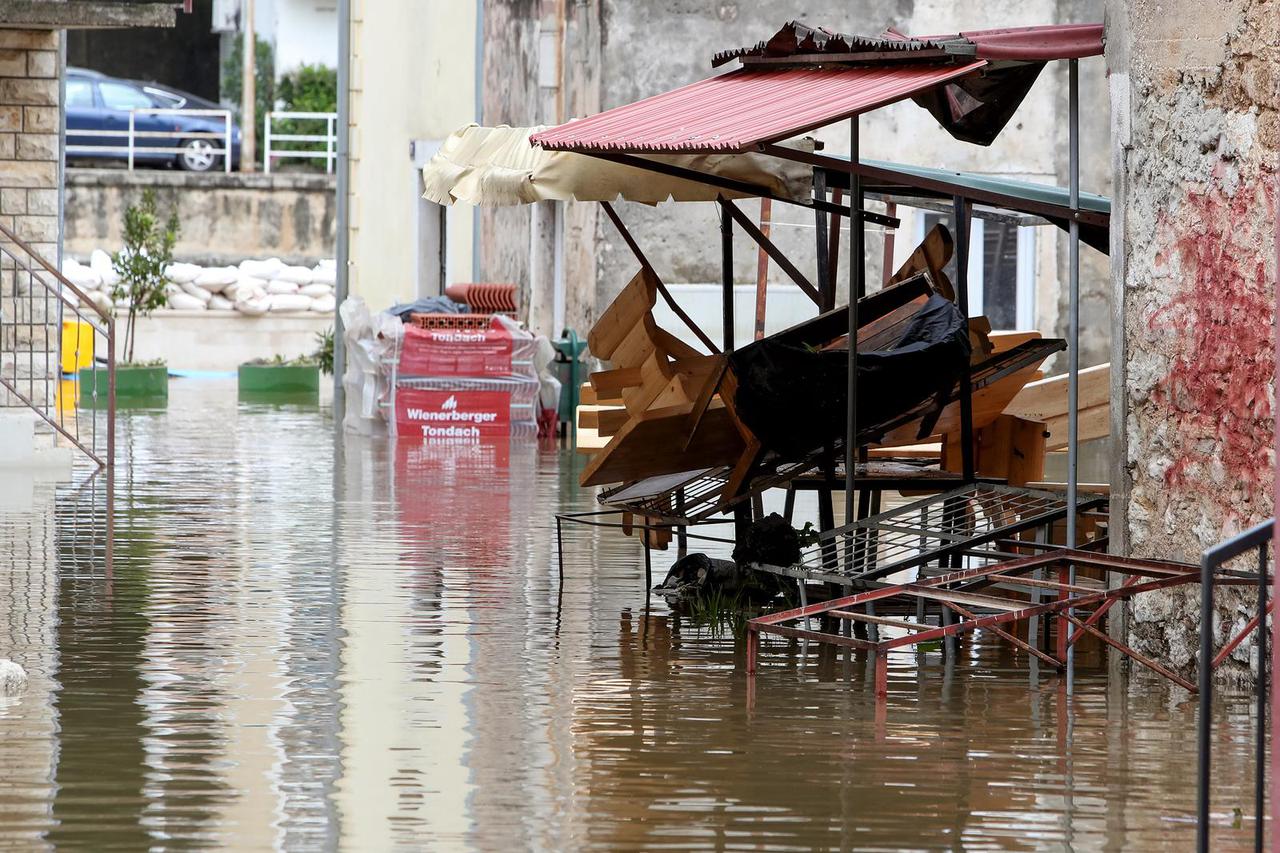 Pogled na poplavljeno područje Duge Rese kod mjesta Mrežnički Brig