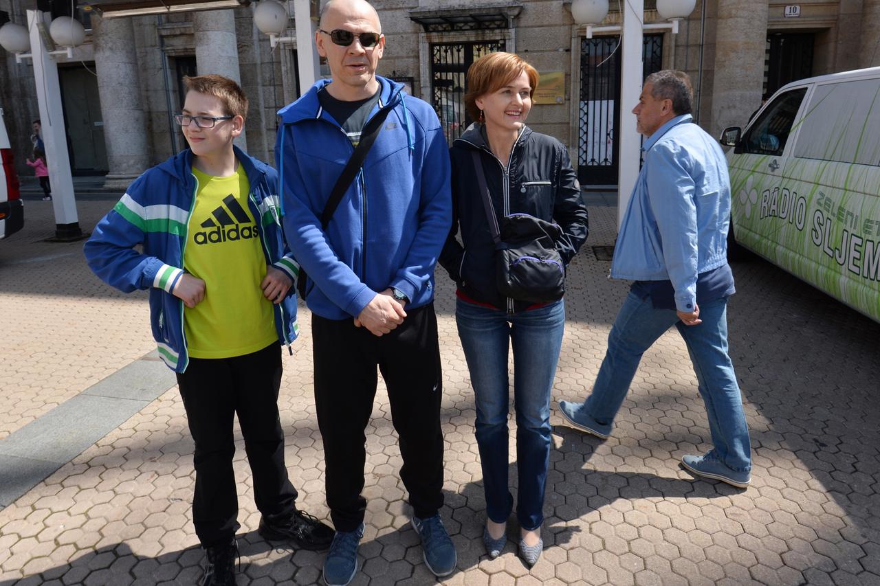 25.04.2015., Zagreb -  Na trgu bana Josipa Jelacica gradonacelnik Milan Bandic prosao je pored obitelji Svaljek te nije ni pozdravio svoju bivsu zamjenicu Sandru Svaljek.  Photo: Marko Lukunic/PIXSELL