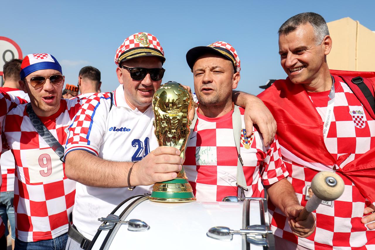 KATAR 2022 - Hrvatski navijači u Dohi podižu atmosferu za utakmicu protiv Argentine