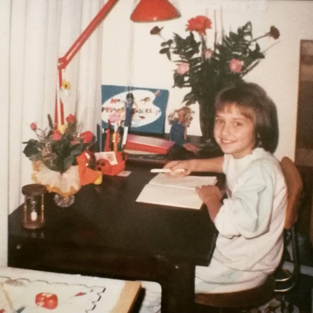 Pjevačica poznate skupine "Elemental" Mirela Priselac Remi neprepoznatljiva je prema 	fotografijama iz djetinjstva. Tvrdi da se nikad nije znala smijati kao dijete i na ovoj 	fotografiji koju je snimila njezina majka kaže da je jedna od rijetkih gdje je to i uspjela 	napraviti. 