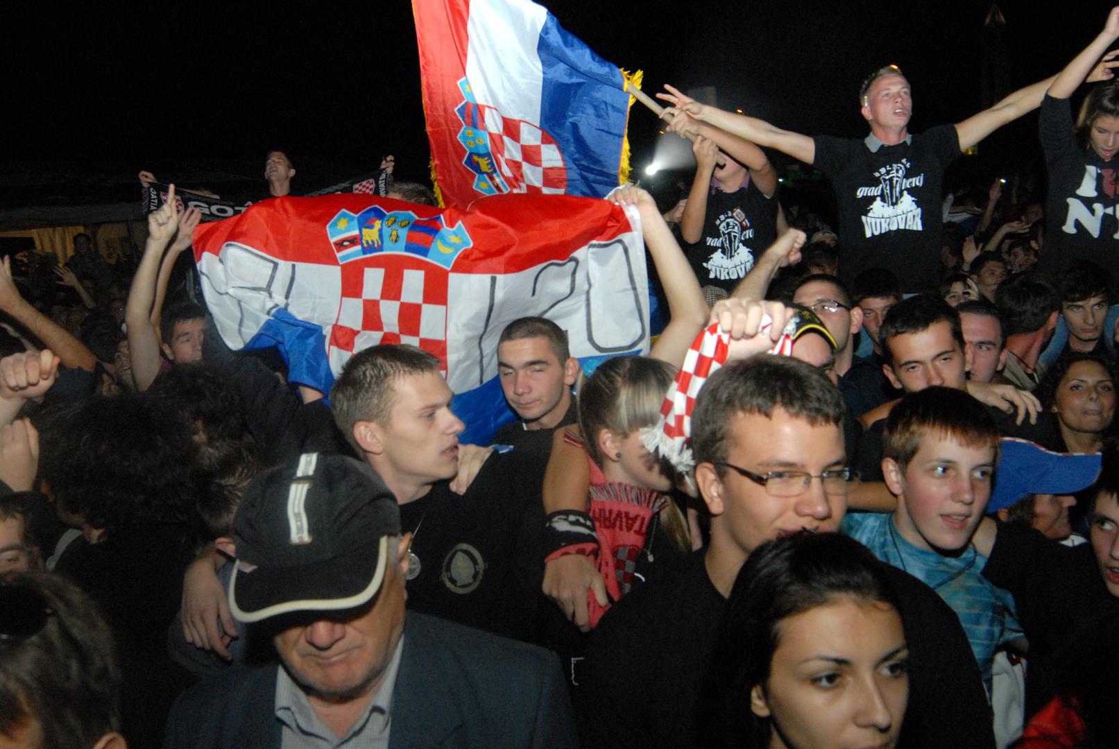 Tisuće posjetitelja svih generacija s oduševljenjem su dočekali izvođače, posebice Thompsona. Legendarni hrvatski glazbenik pozdravio je s pozornice generale Gotovinu i Markača, te Veljka Marića.Thompson je izrazio radost zbog dolaska u Vukovar i pozdravio obožavatelje koji su se slili iz cijele Slavonije i Hrvatske. 