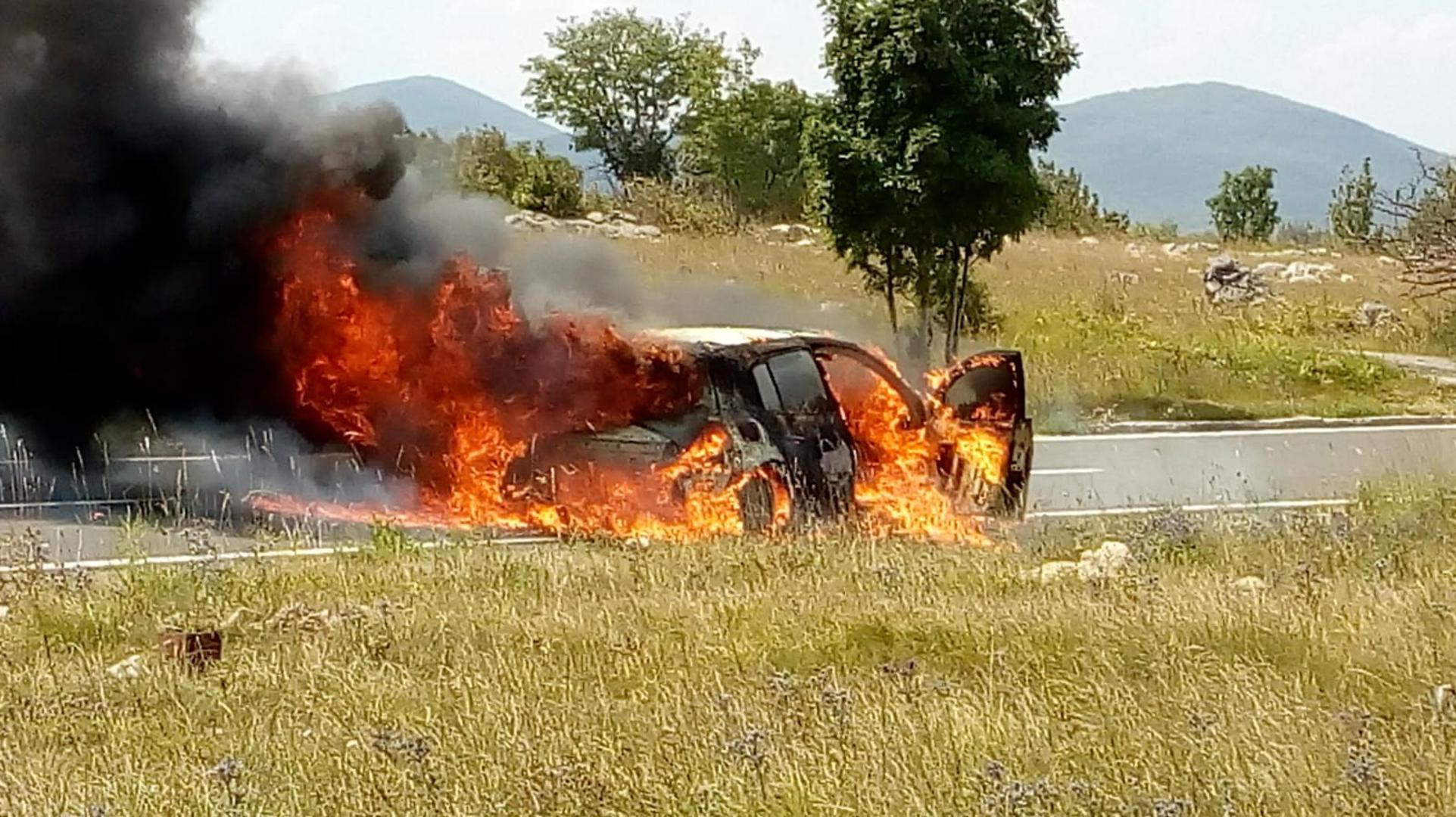 Osobno vozilo Renault Megane zapalio se tijekom vožnje kod Gračaca te je u potpunosti izgorio. U požaru nitko nije ozlijeđen.