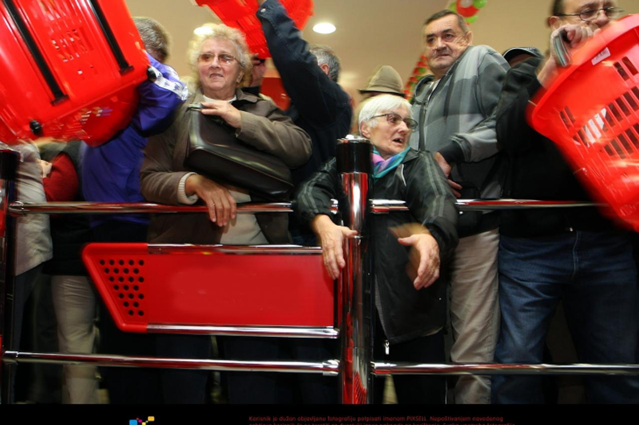 \'15.10.2010.,Zagreb - Svecano otvorenje Plodine hipermarketa u Resniku.Guzvu pred otvorenje napravili su vecinom penzioneri koji su dosli na besplatne pljeskavice,pivu i razne druge besplatne sitnice